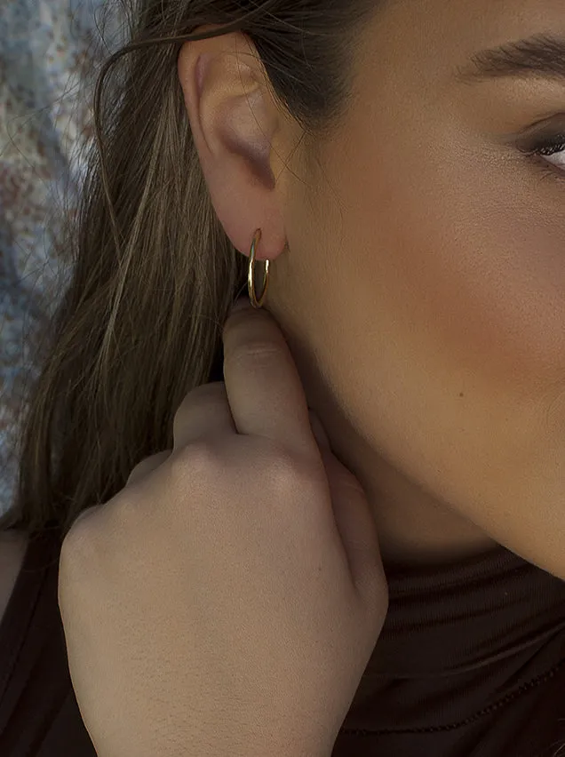Pendientes aro de plata pequeos diseo fino y elegante dorado