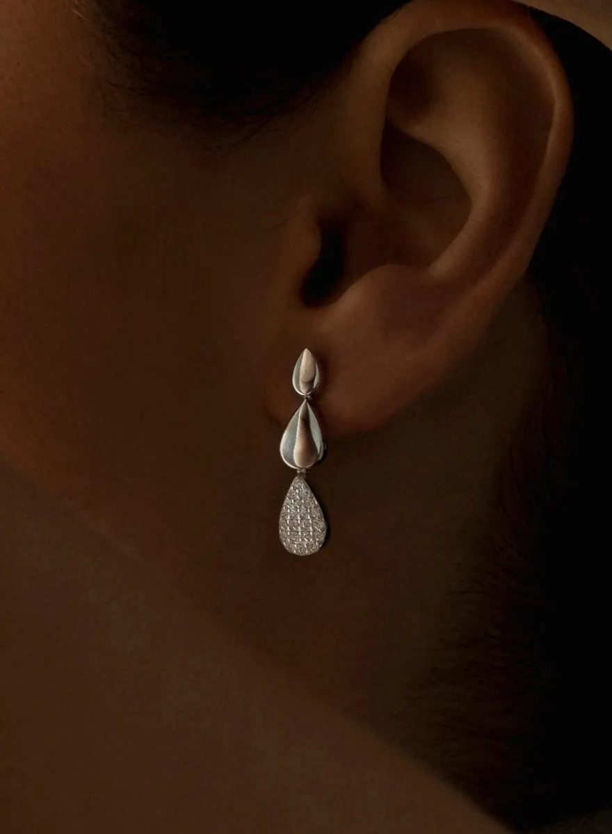 Pendientes largos de plata brillantes motivo de lágrima y circonitas