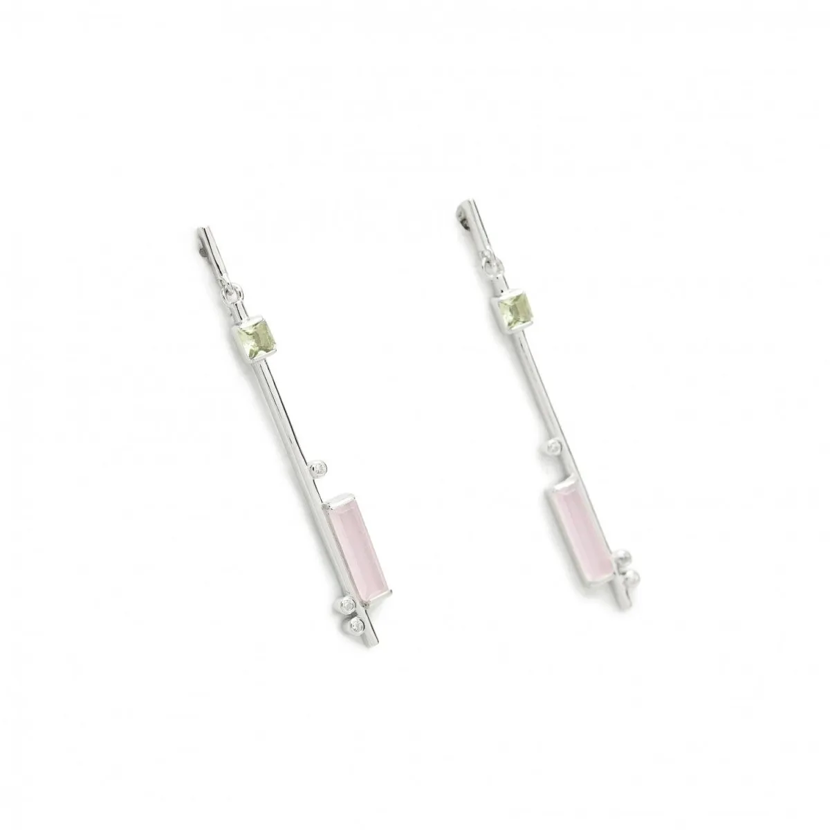 Pendientes largos finos de plata con gemas en tonos claros