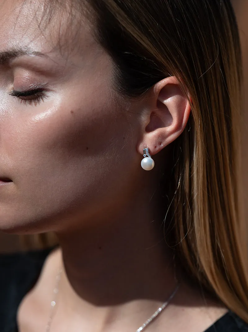 Pendientes perlas con carril de circonitas y plata lisa