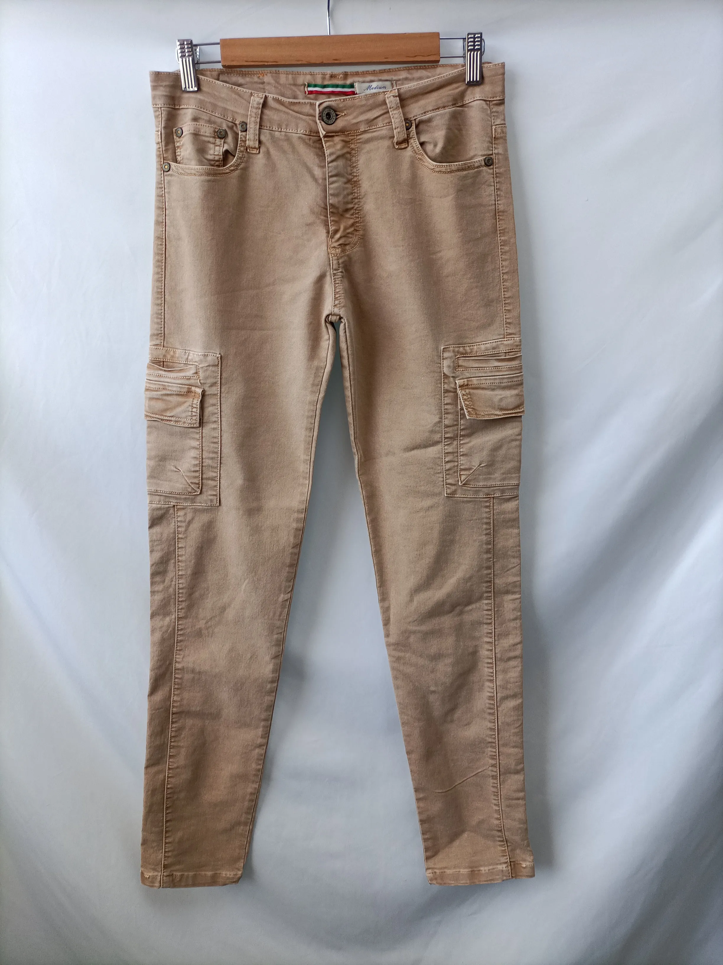 PLEASE. Pantalón beige bolsillos T.m