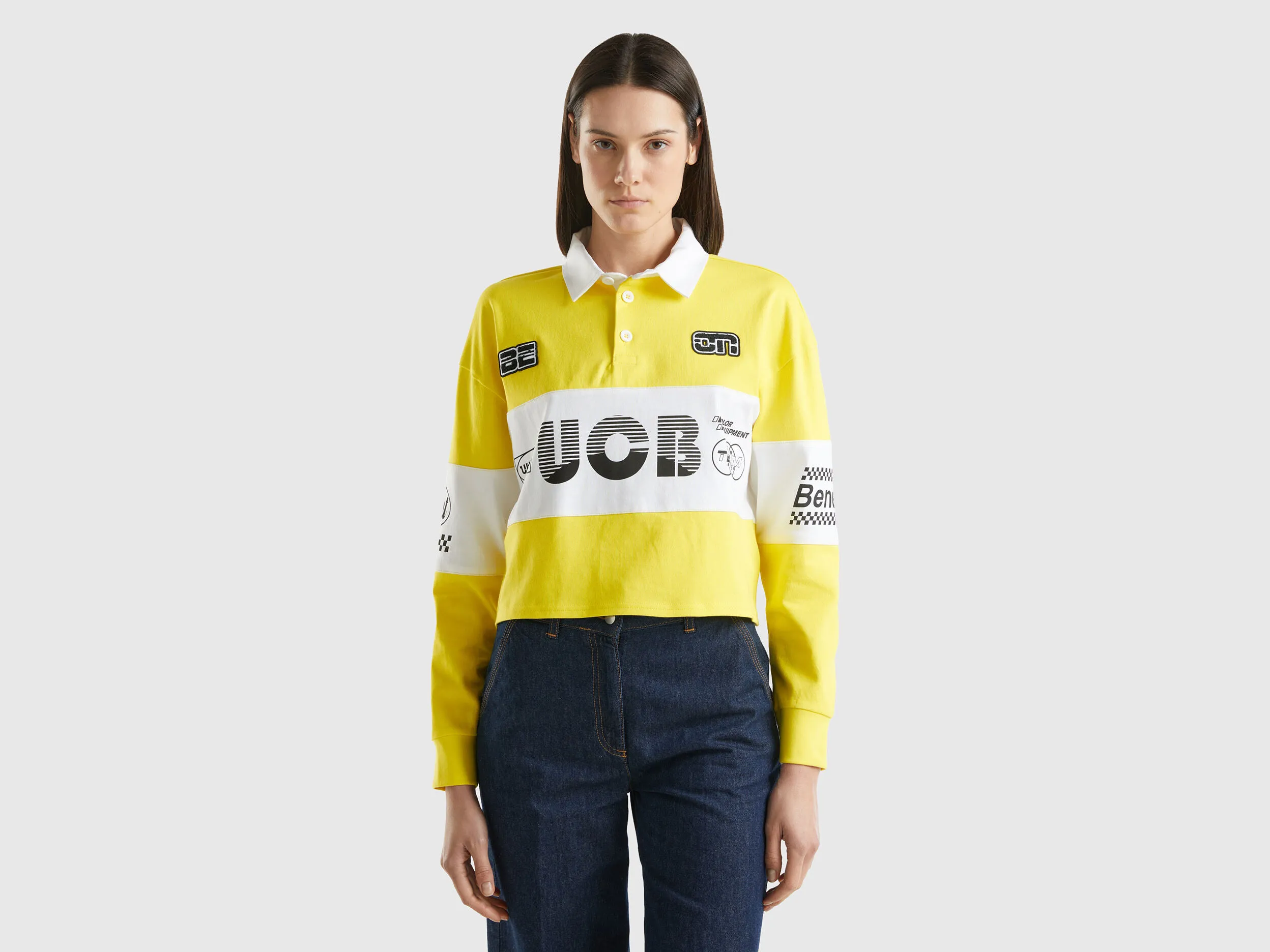 Polo amarillo cropped con parche y estampados
