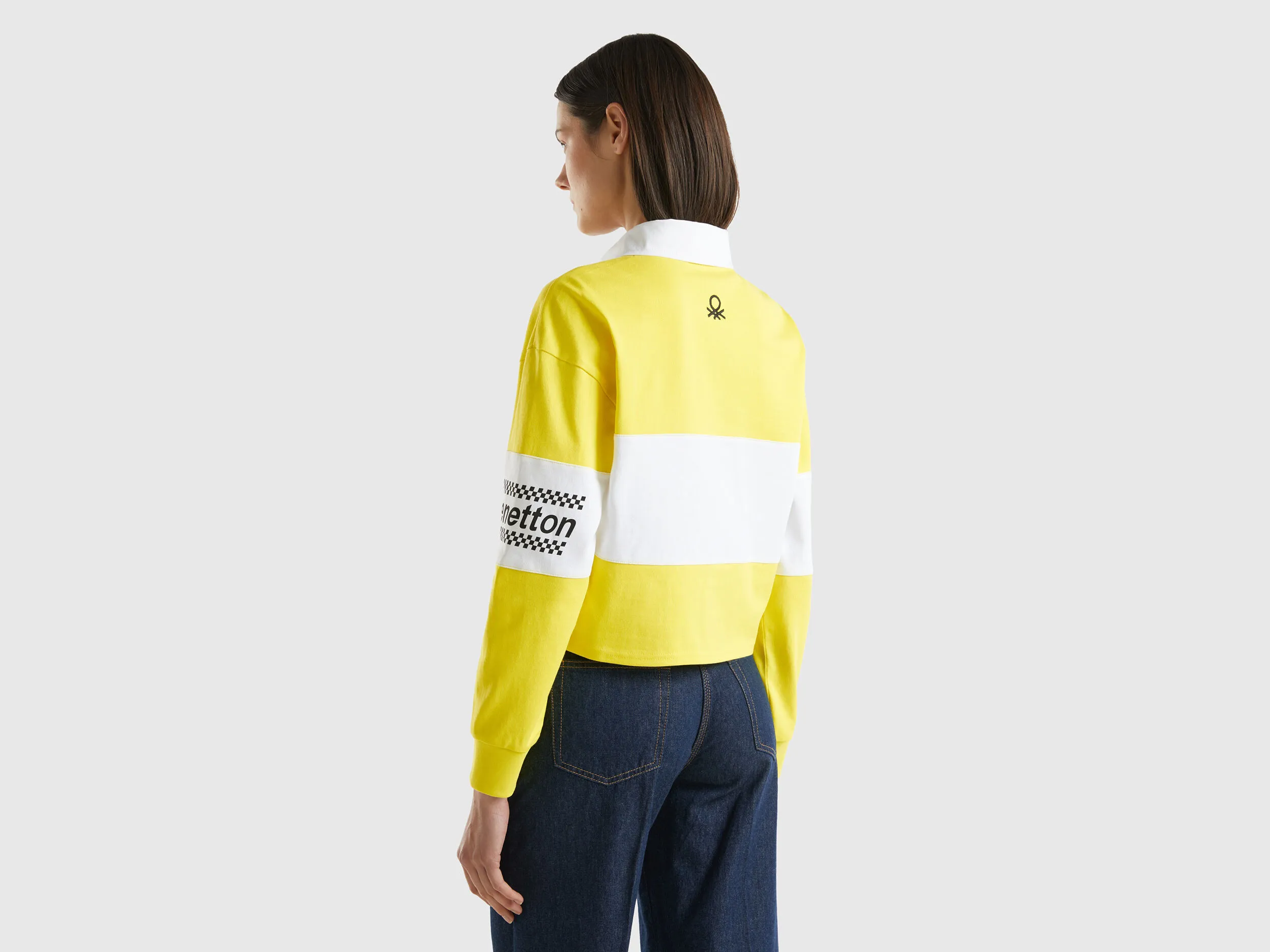 Polo amarillo cropped con parche y estampados