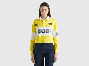 Polo amarillo cropped con parche y estampados