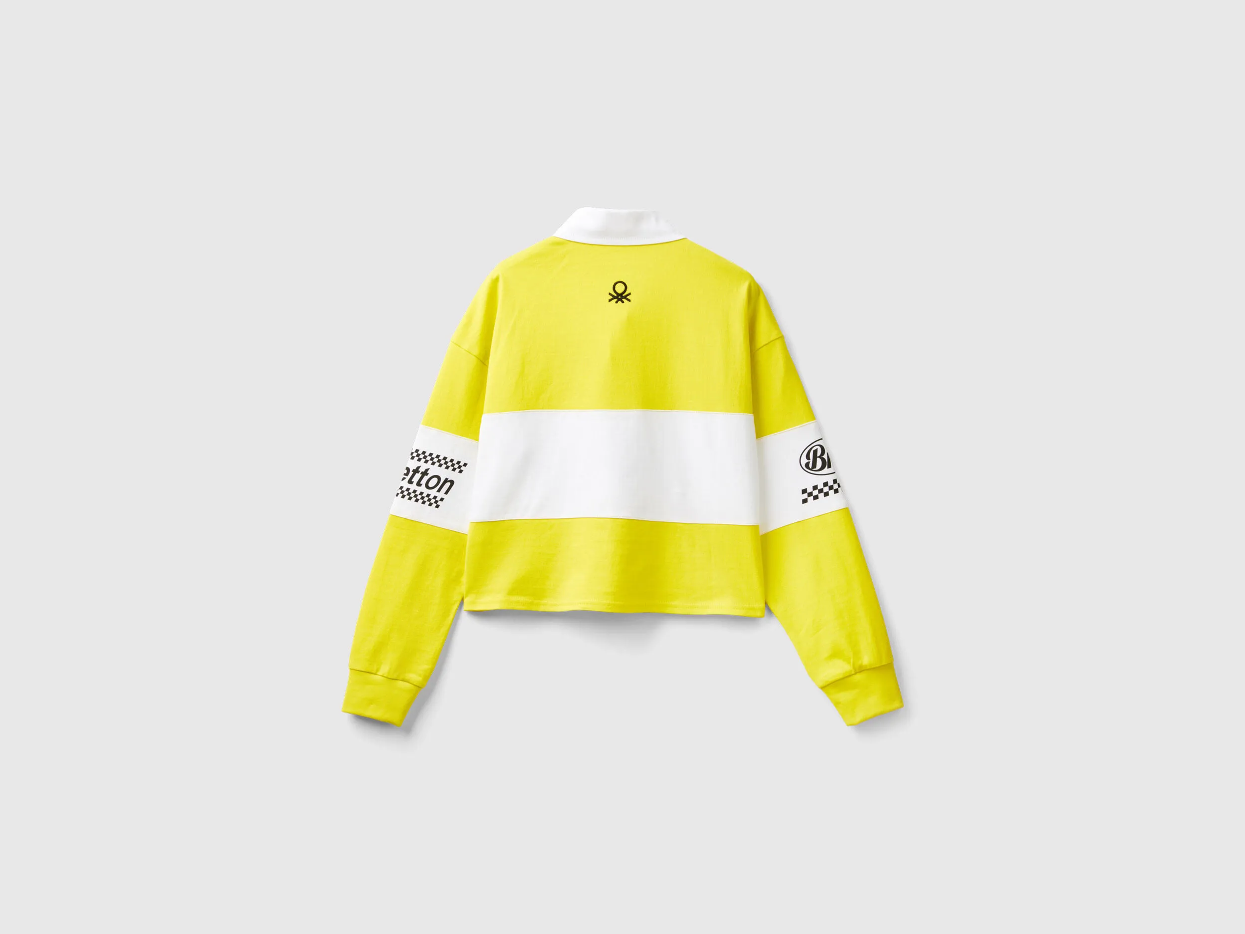 Polo amarillo cropped con parche y estampados