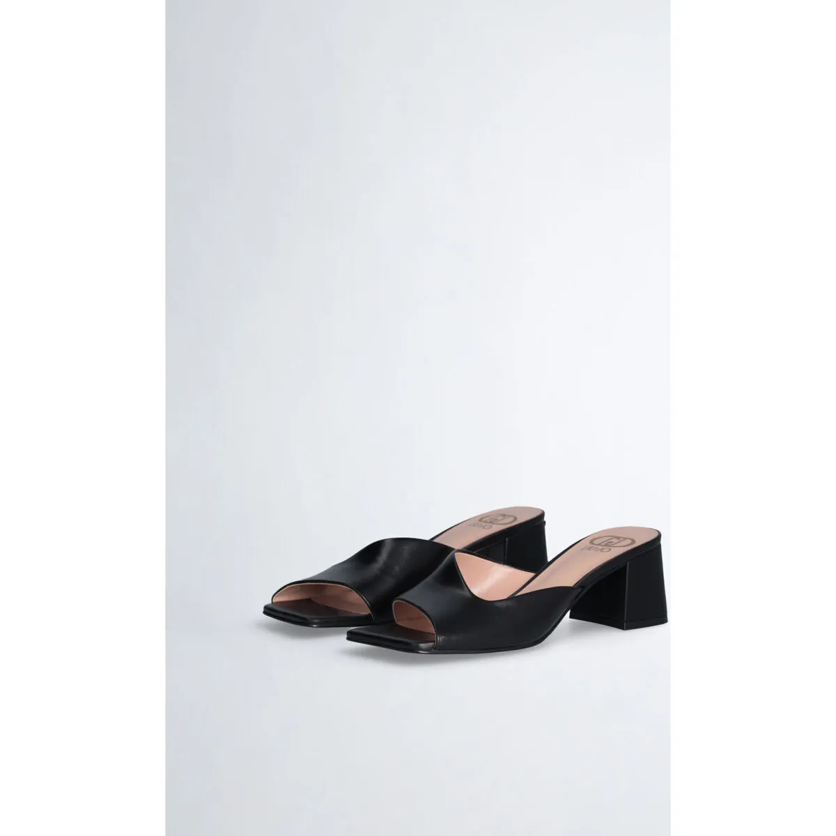 Sandalias negras con tacón ancho