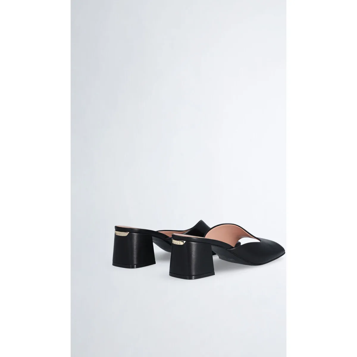 Sandalias negras con tacón ancho