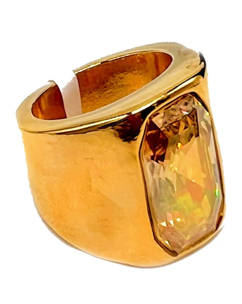 SORTIJA GRANDE DORADA DE DISEÑO CON CRISTAL RECTANGULAR