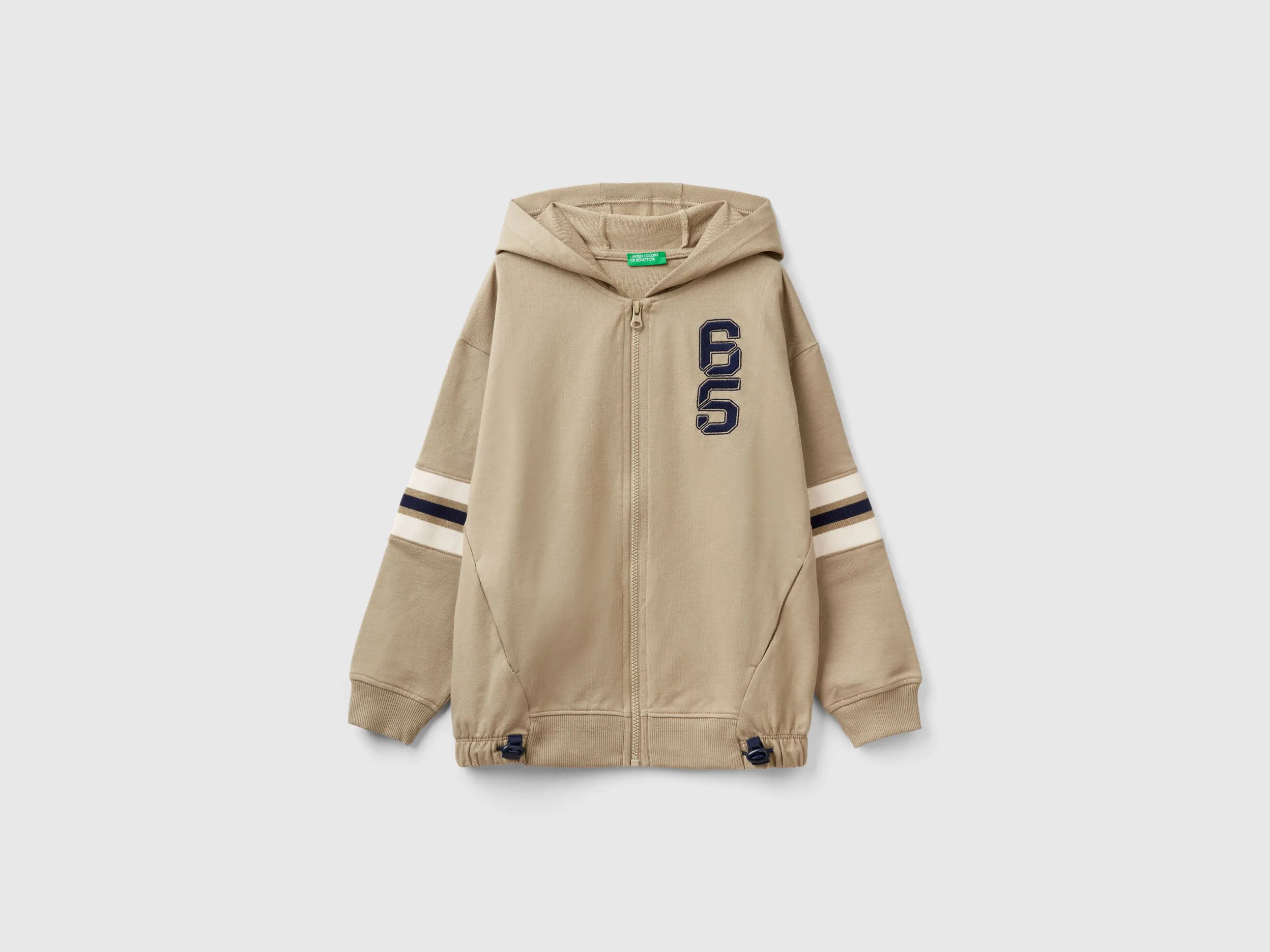 Sudadera ligera con cremallera y bordado