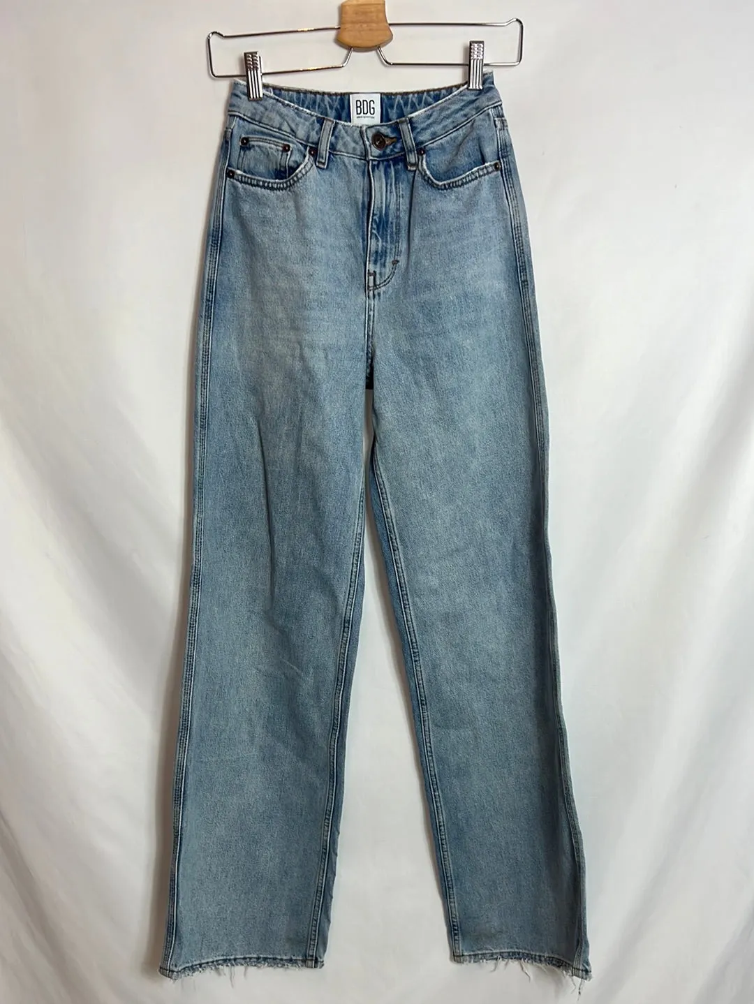 URBAN OUTFITTERS. Pantalón denim pata ancha. T 34