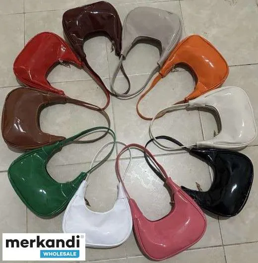 Venta al por mayor de bolsos de mujer disponibles en varias variantes de modelo y variantes de color de Turquía.