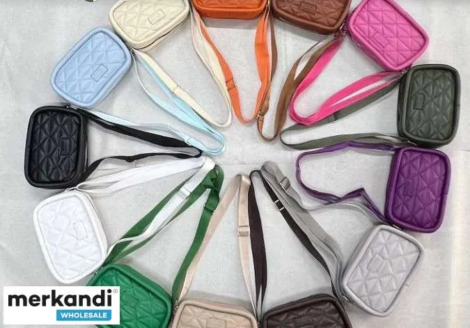 Venta al por mayor de bolsos de mujer disponibles en varias variantes de modelo y variantes de color de Turquía.