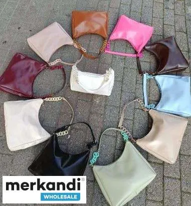 Venta al por mayor de bolsos de mujer disponibles en varias variantes de modelo y variantes de color de Turquía.