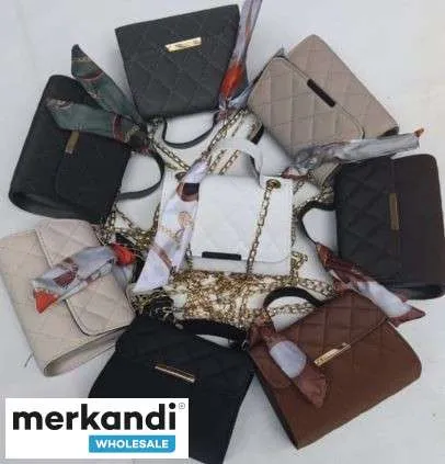 Venta al por mayor de bolsos de mujer disponibles en varias variantes de modelo y variantes de color de Turquía.