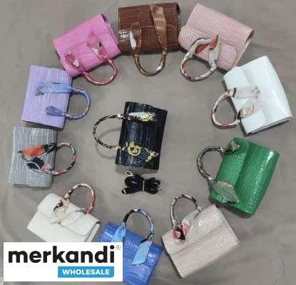 Venta al por mayor de bolsos de mujer disponibles en varias variantes de modelo y variantes de color de Turquía.