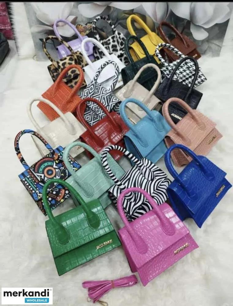 Venta al por mayor de bolsos de mujer que se ofrecen en varios modelos y variantes de color de Turquía.