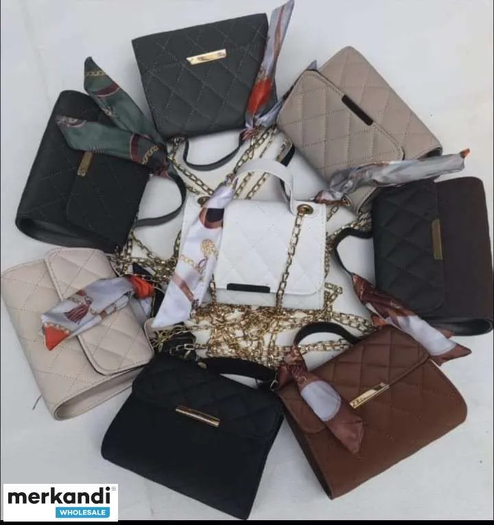 Venta al por mayor de bolsos de mujer que se ofrecen en varios modelos y variantes de color de Turquía.