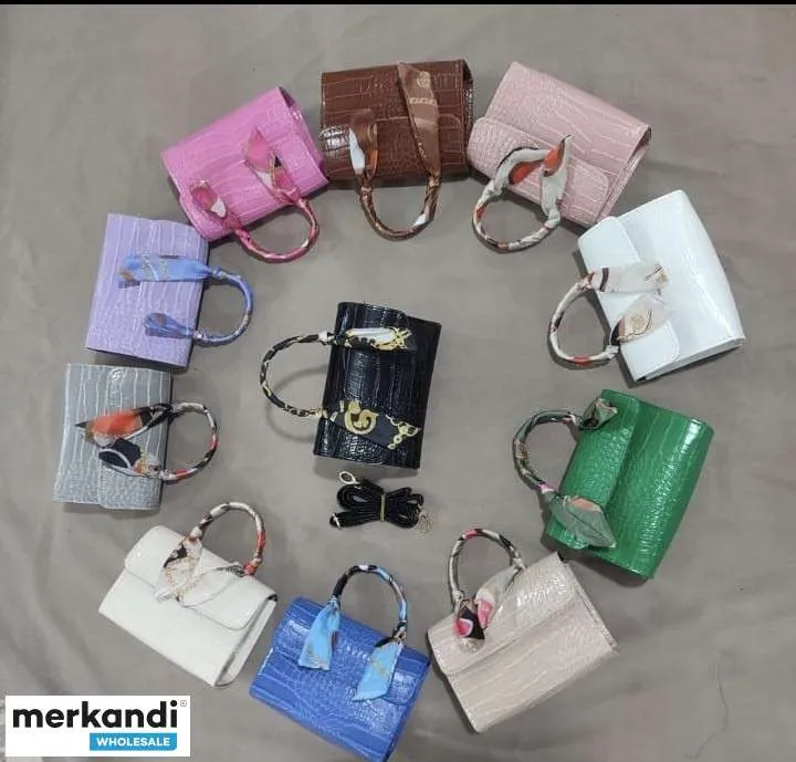 Venta al por mayor de bolsos de mujer que se ofrecen en varios modelos y variantes de color de Turquía.