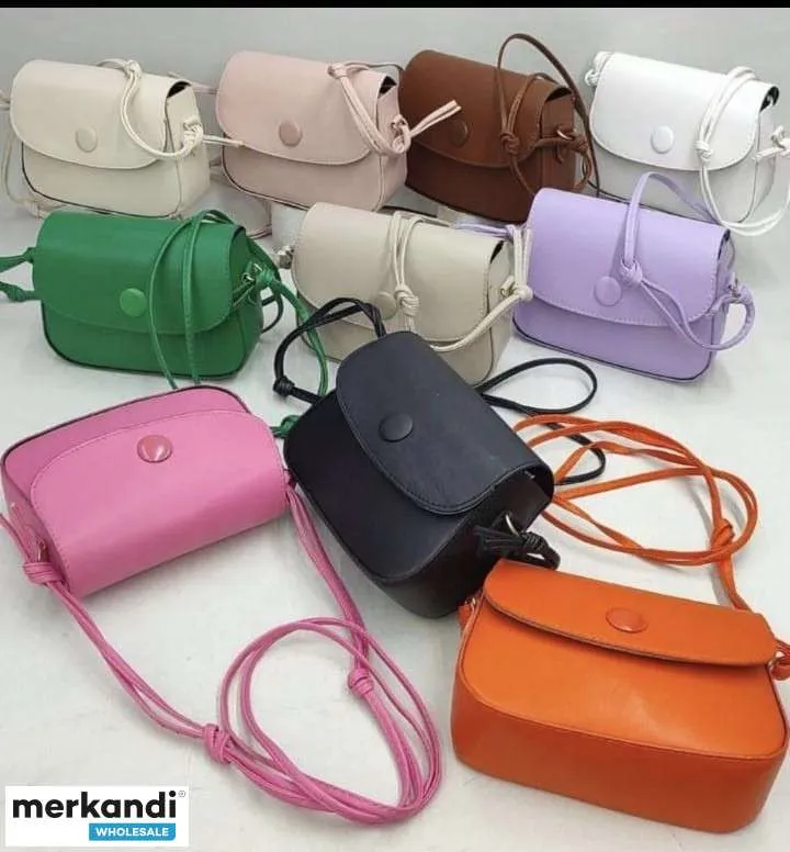 Venta al por mayor de bolsos de mujer que se ofrecen en varios modelos y variantes de color de Turquía.