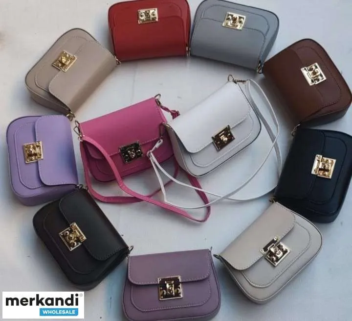 Venta al por mayor de bolsos de mujer que se ofrecen en varios modelos y variantes de color de Turquía.
