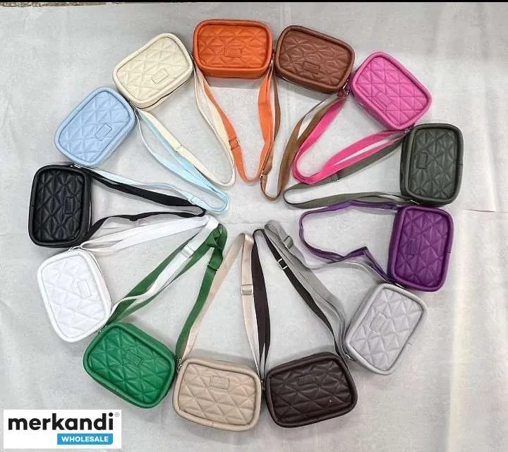 Venta al por mayor de bolsos de mujer que se ofrecen en varios modelos y variantes de color de Turquía.
