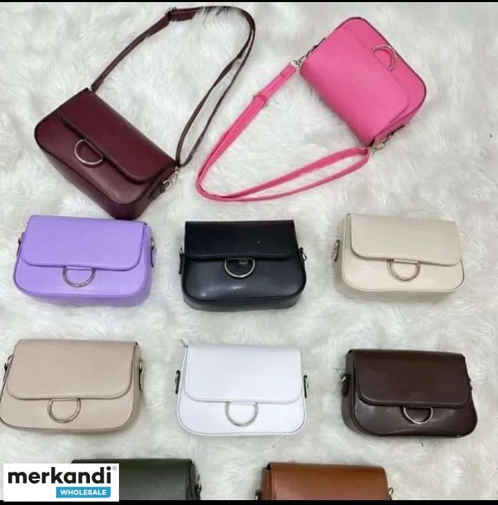 Venta al por mayor de bolsos de mujer que se ofrecen en varios modelos y variantes de color de Turquía.