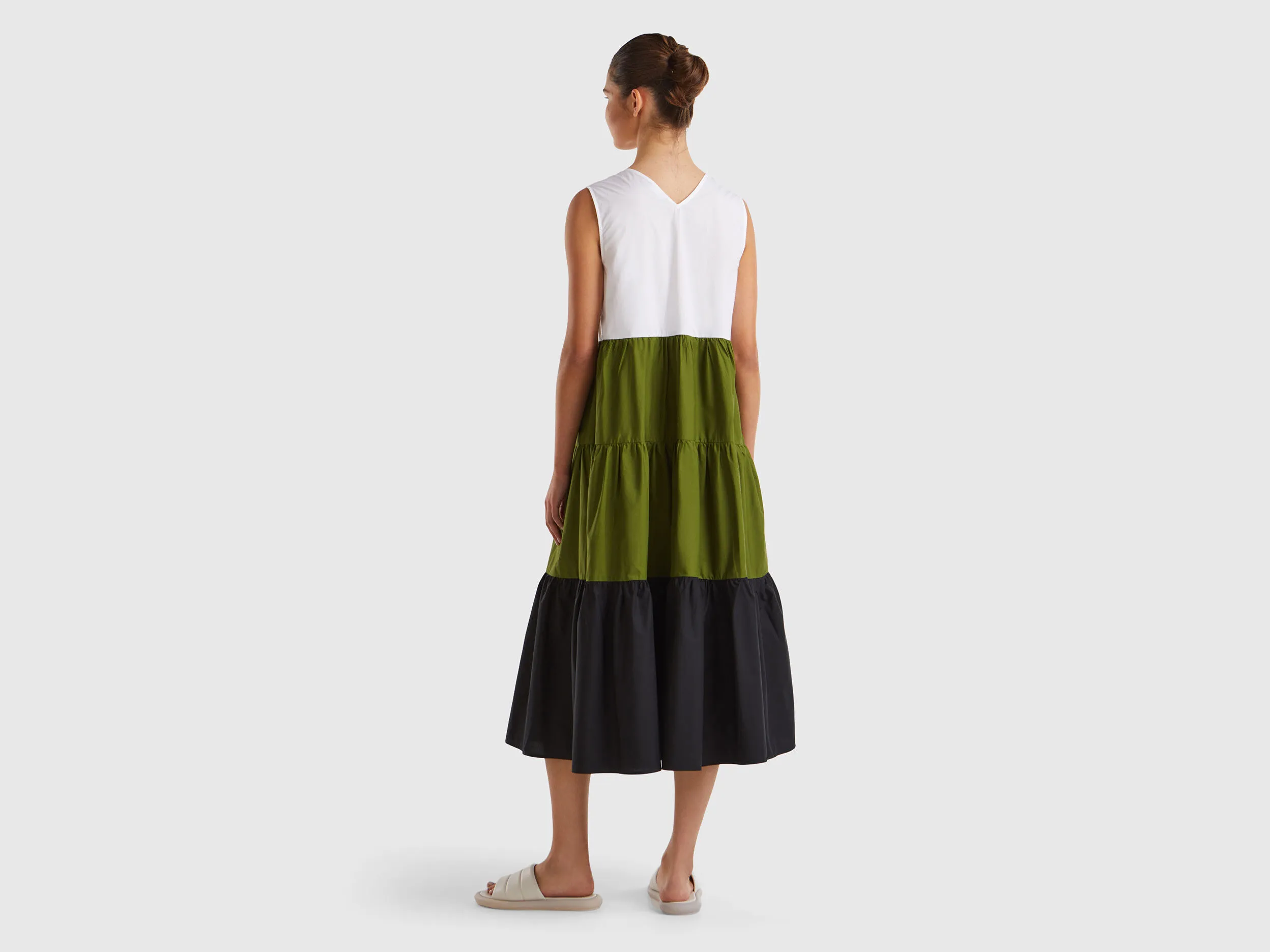 Vestido color block con volantes