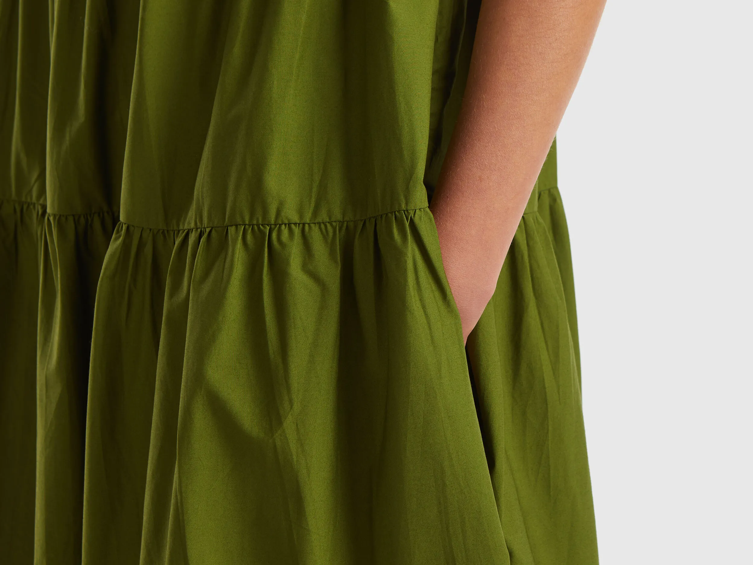 Vestido color block con volantes