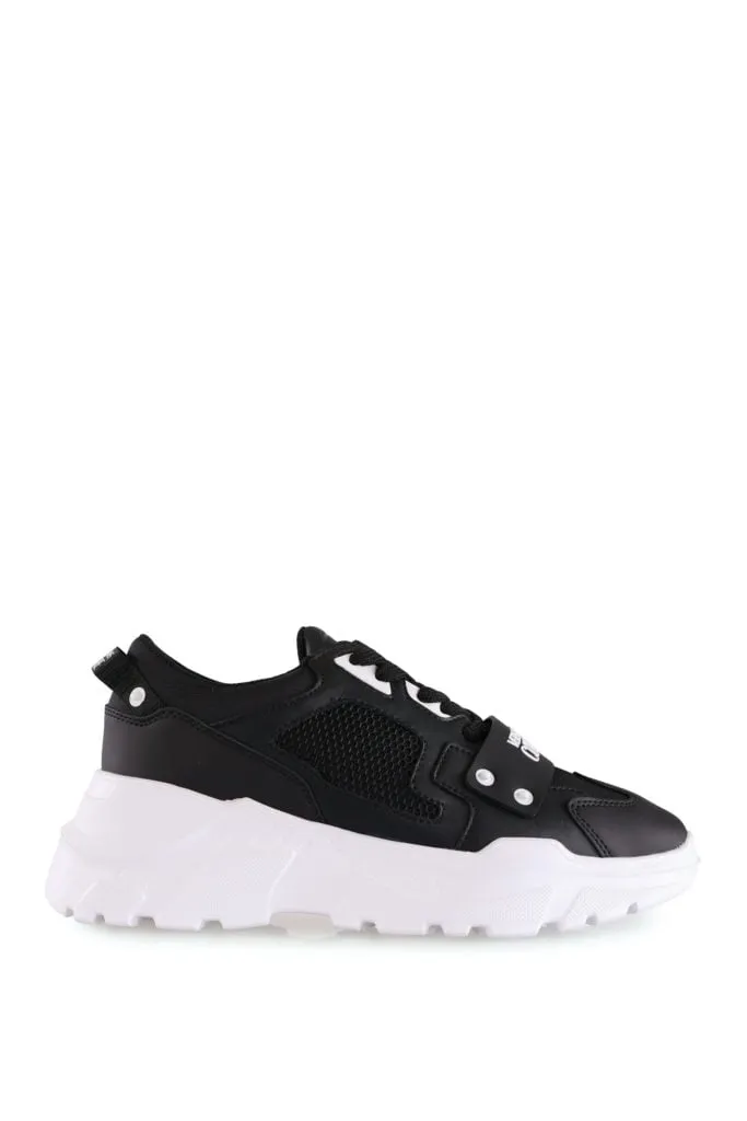 Zapatillas negras con logotipo engomado