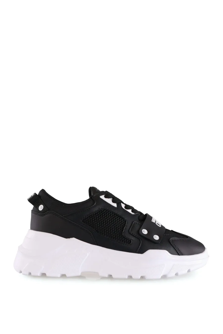 Zapatillas negras con logotipo engomado