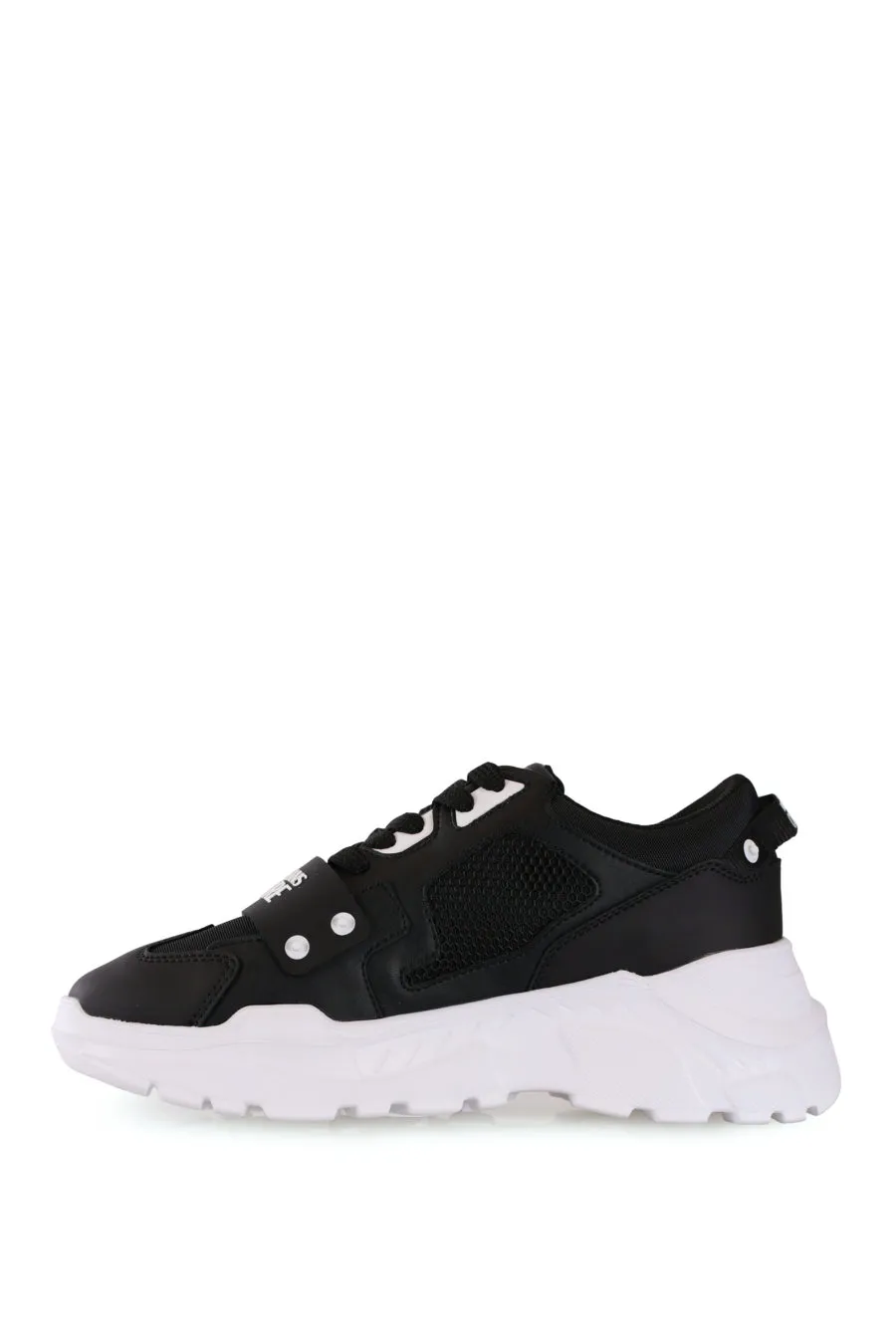 Zapatillas negras con logotipo engomado