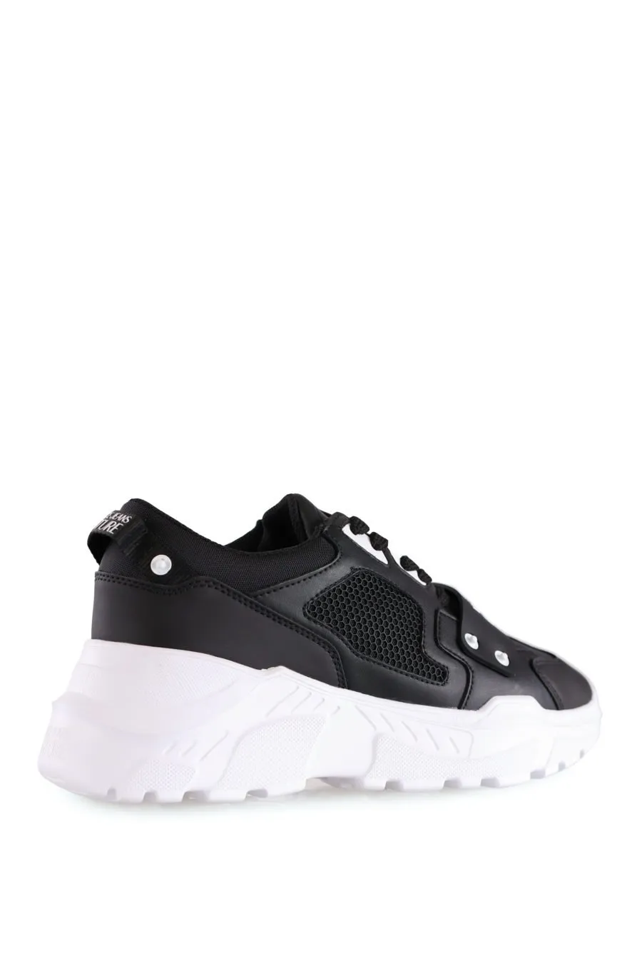 Zapatillas negras con logotipo engomado