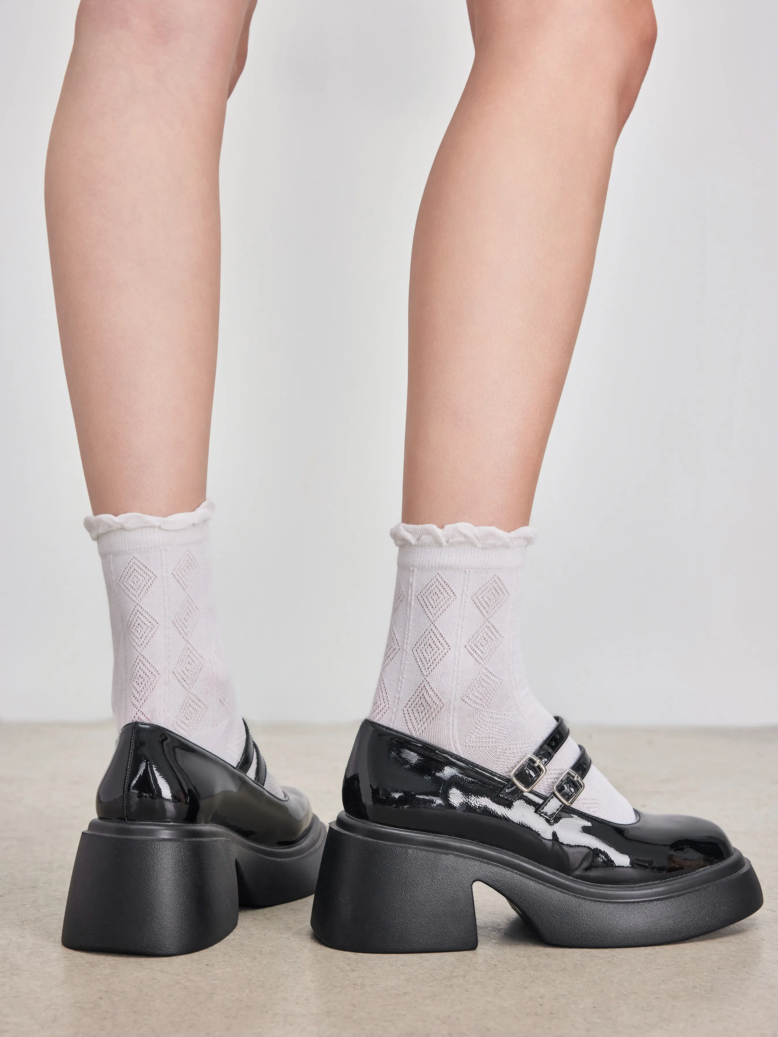  Zapatos tipo merceditas con doble correa y tacón grueso brillante
