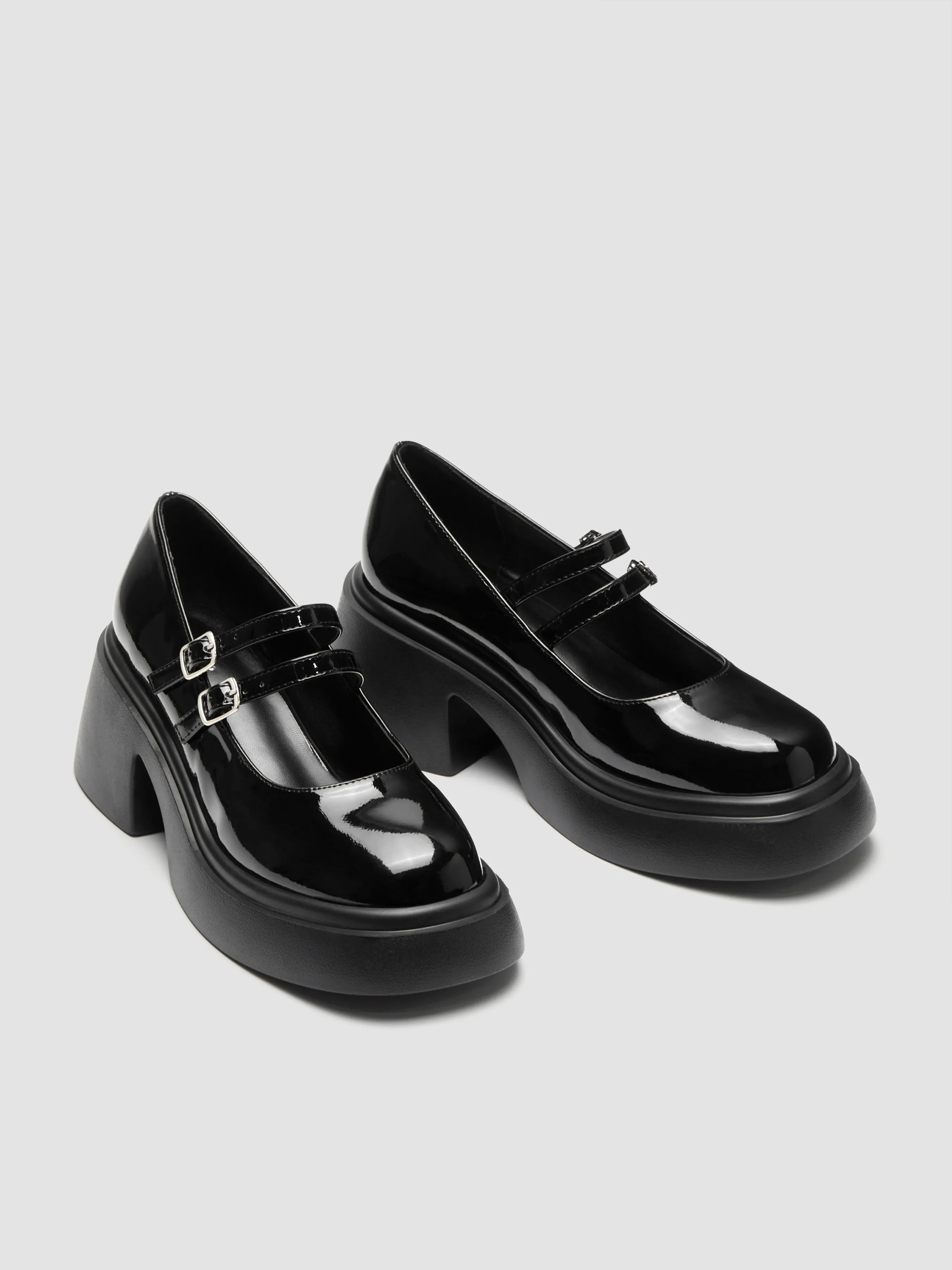  Zapatos tipo merceditas con doble correa y tacón grueso brillante
