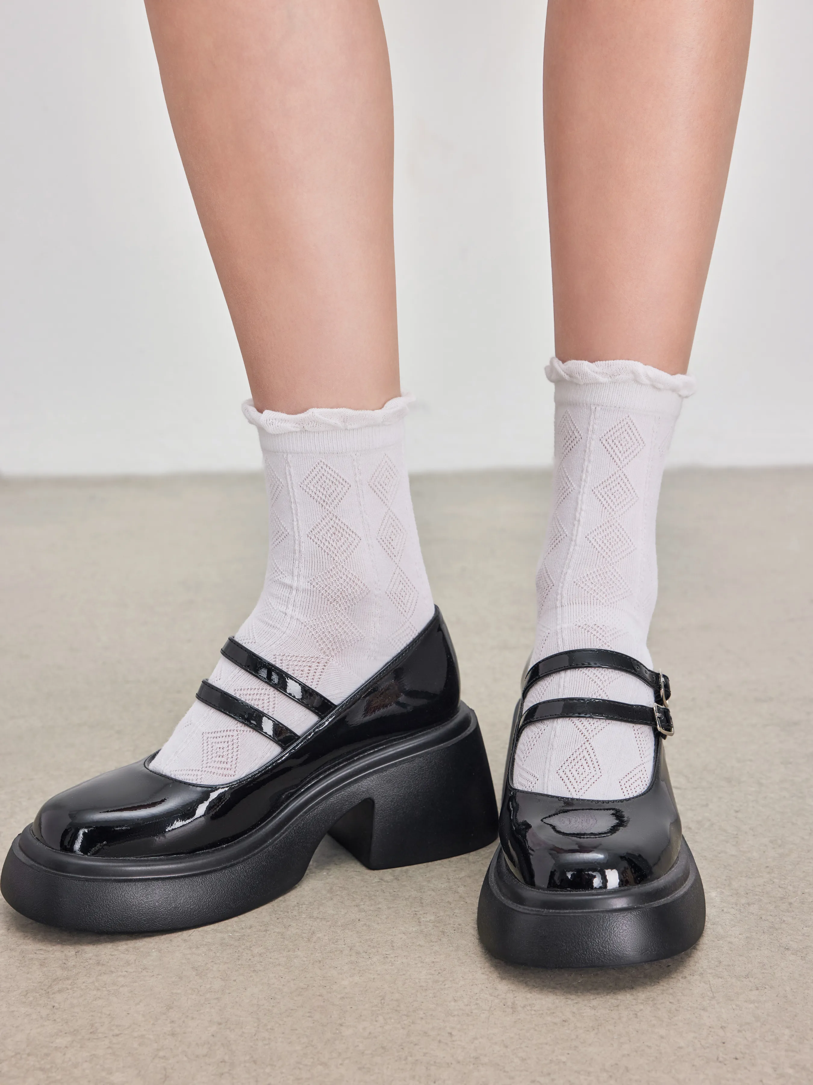  Zapatos tipo merceditas con doble correa y tacón grueso brillante
