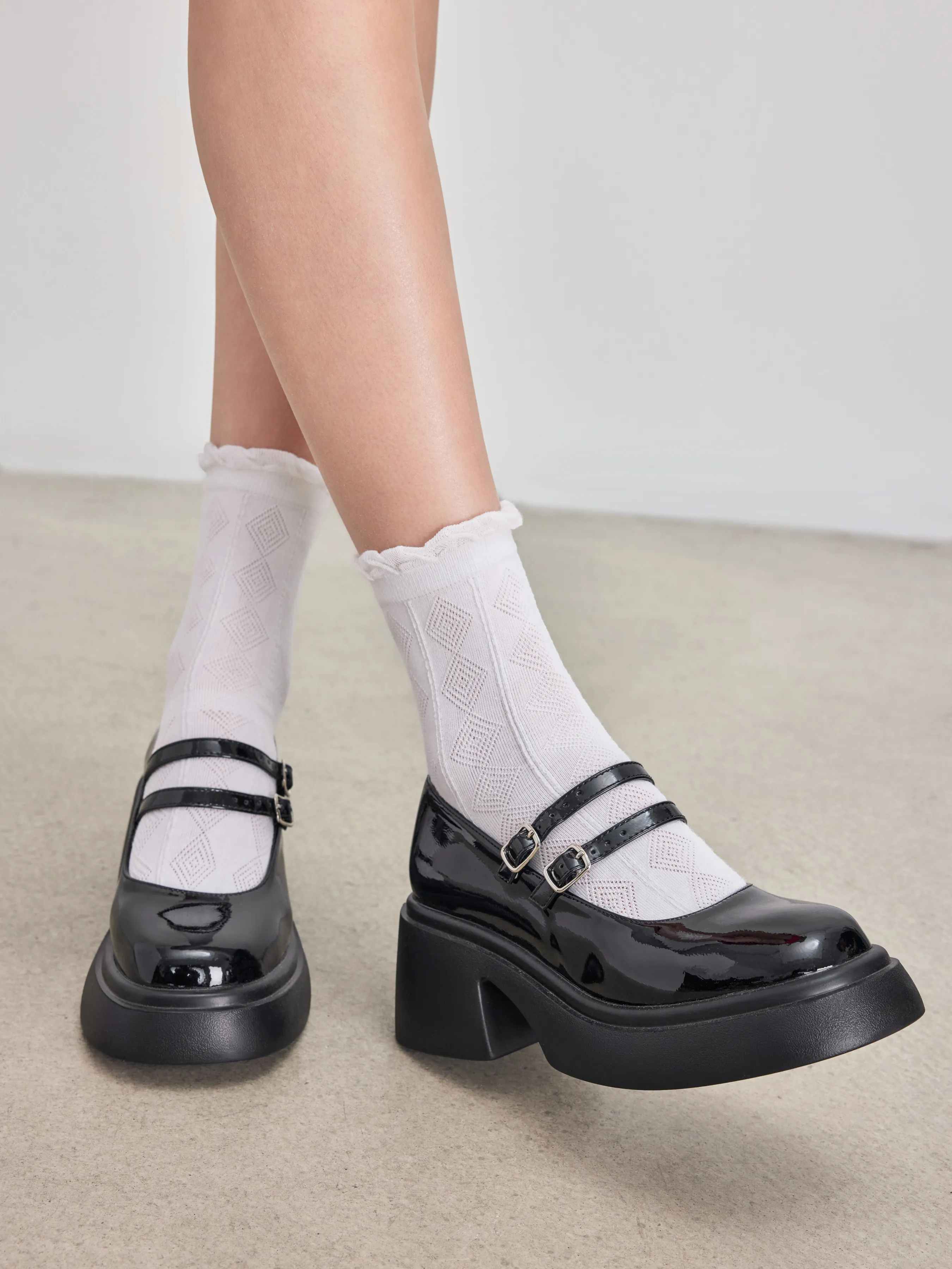 Zapatos tipo merceditas con doble correa y tacón grueso brillante