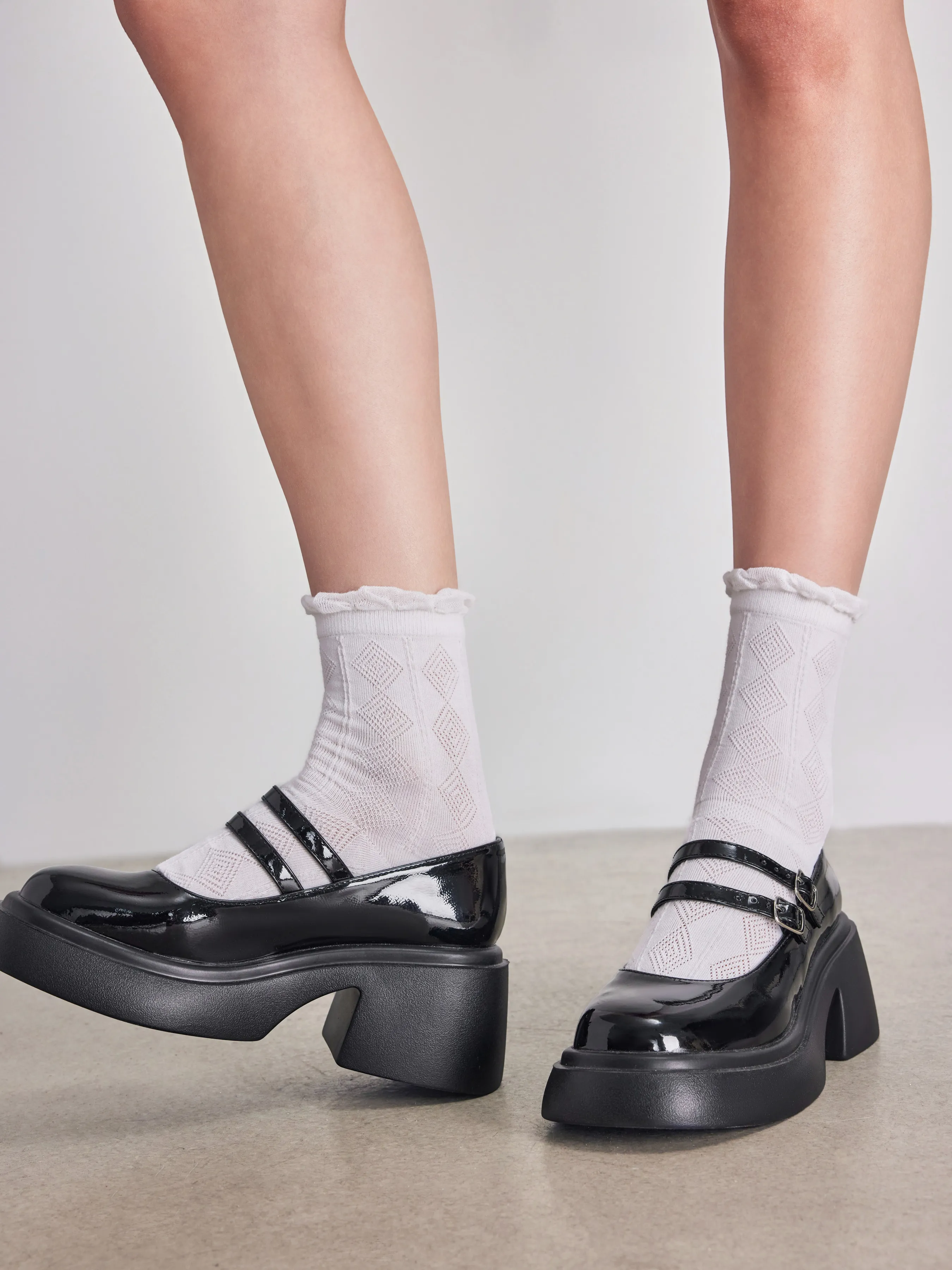  Zapatos tipo merceditas con doble correa y tacón grueso brillante